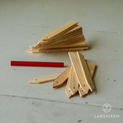 Märkpinnar i trä med blyertspenna