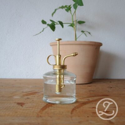 Blomspruta i glas & mässing